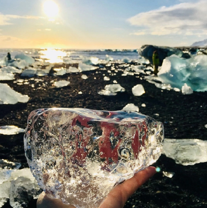 Bãi biển 'kim cương' tại Iceland gây sốt MXH