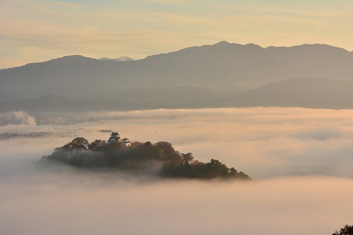 Lâu đài lơ lửng trong biển mây ở Nhật Bản