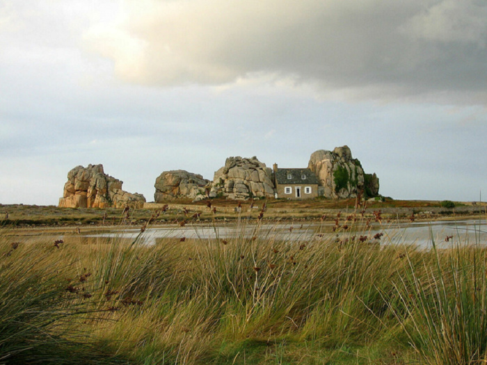 Mục sở thị ngôi nhà nằm 1 cách kỳ lạ giữa hai tảng đá lớn giữa biển