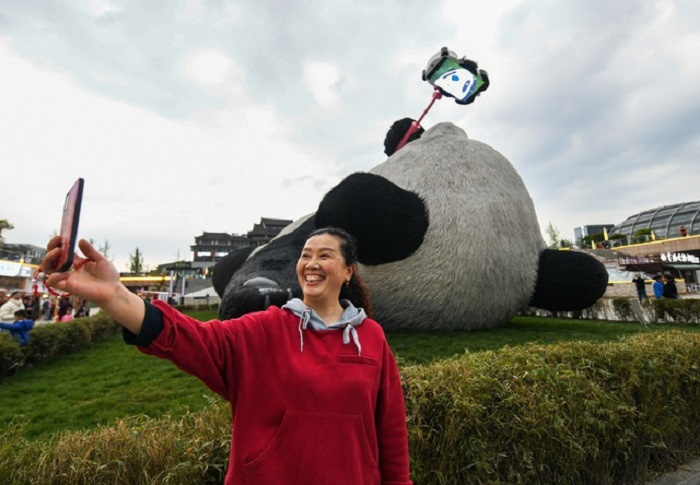 trend đời sống, chuyện lạ bốn phương, du lịch Trung Quốc, Đến Tứ Xuyên chiêm ngưỡng tượng gấu trúc khổng lồ cầm điện thoại chụp ảnh gây sốt MXH