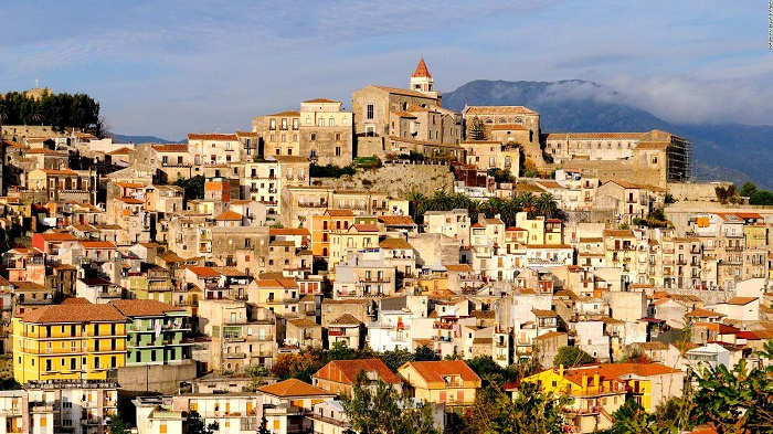 Kỳ lạ thị trấn Ý đẹp như tranh rao bán nhà rẻ hơn cả bát phở