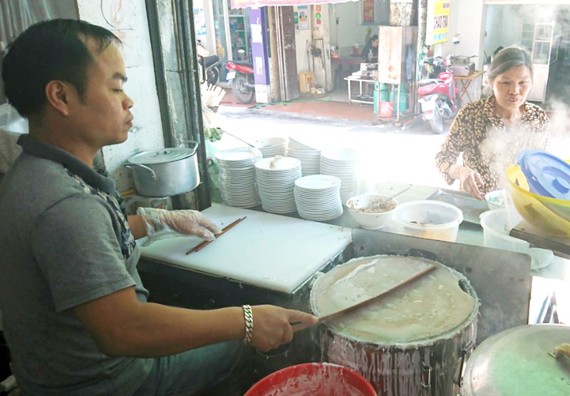 Banh cuon Cao Bang, a must-try dish in Hanoi