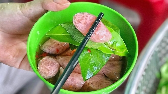 Sour sausages have Hai Phong locals puckering in delight