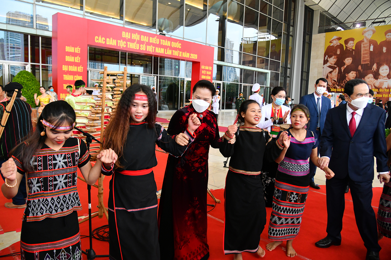 Art performances celebrate success of Vietnamese ethnic minorities congress