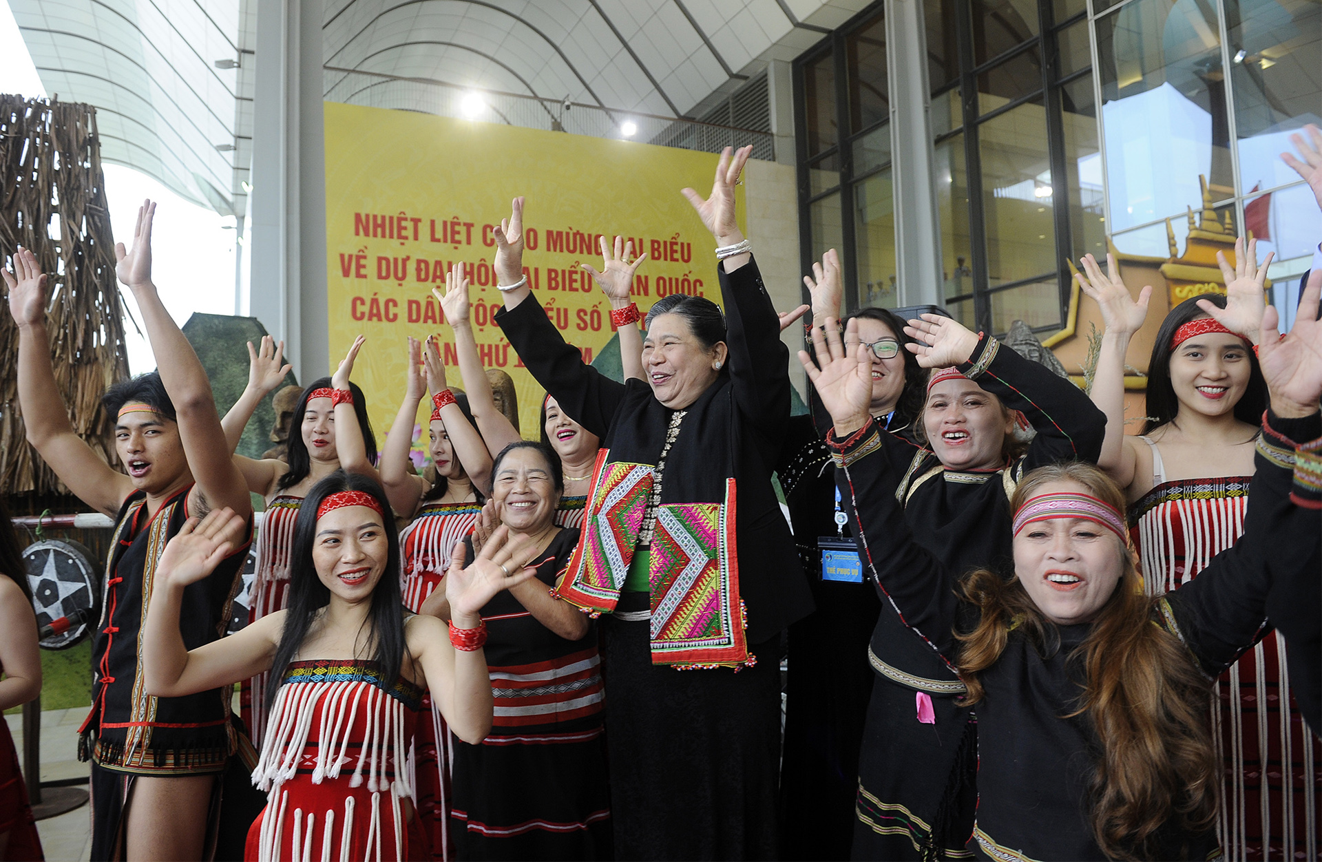 Art performances celebrate success of Vietnamese ethnic minorities congress