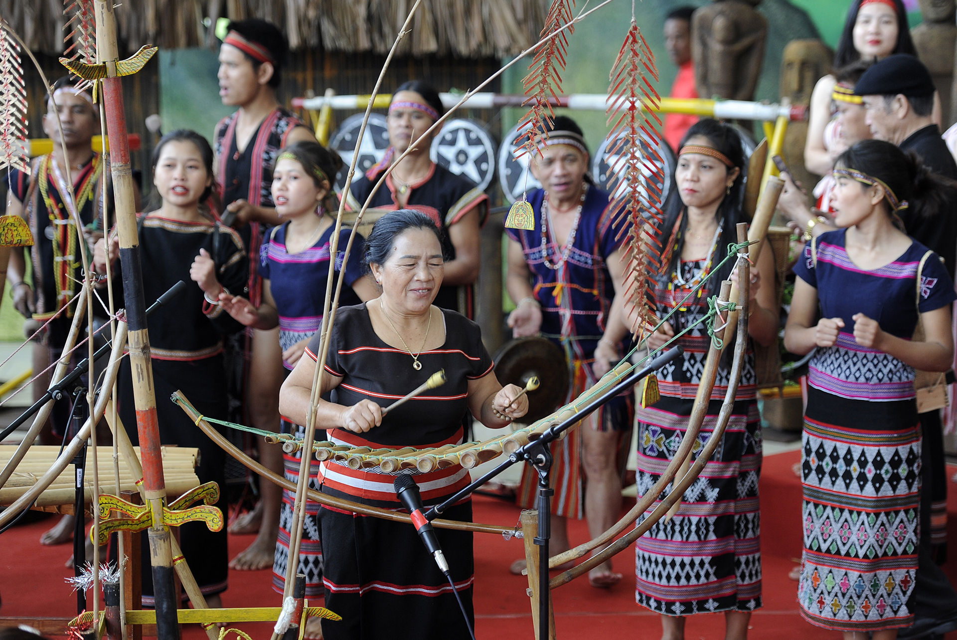 Art performances celebrate success of Vietnamese ethnic minorities congress
