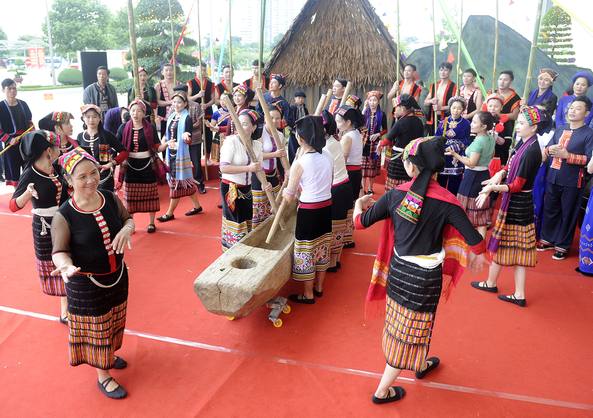 Art performances celebrate success of Vietnamese ethnic minorities congress