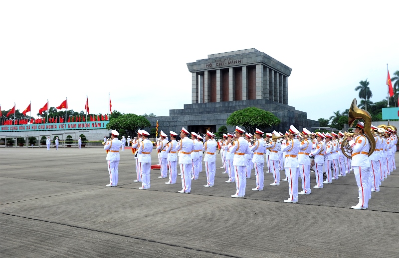 Party, State leaders pay tribute to President Ho Chi Minh