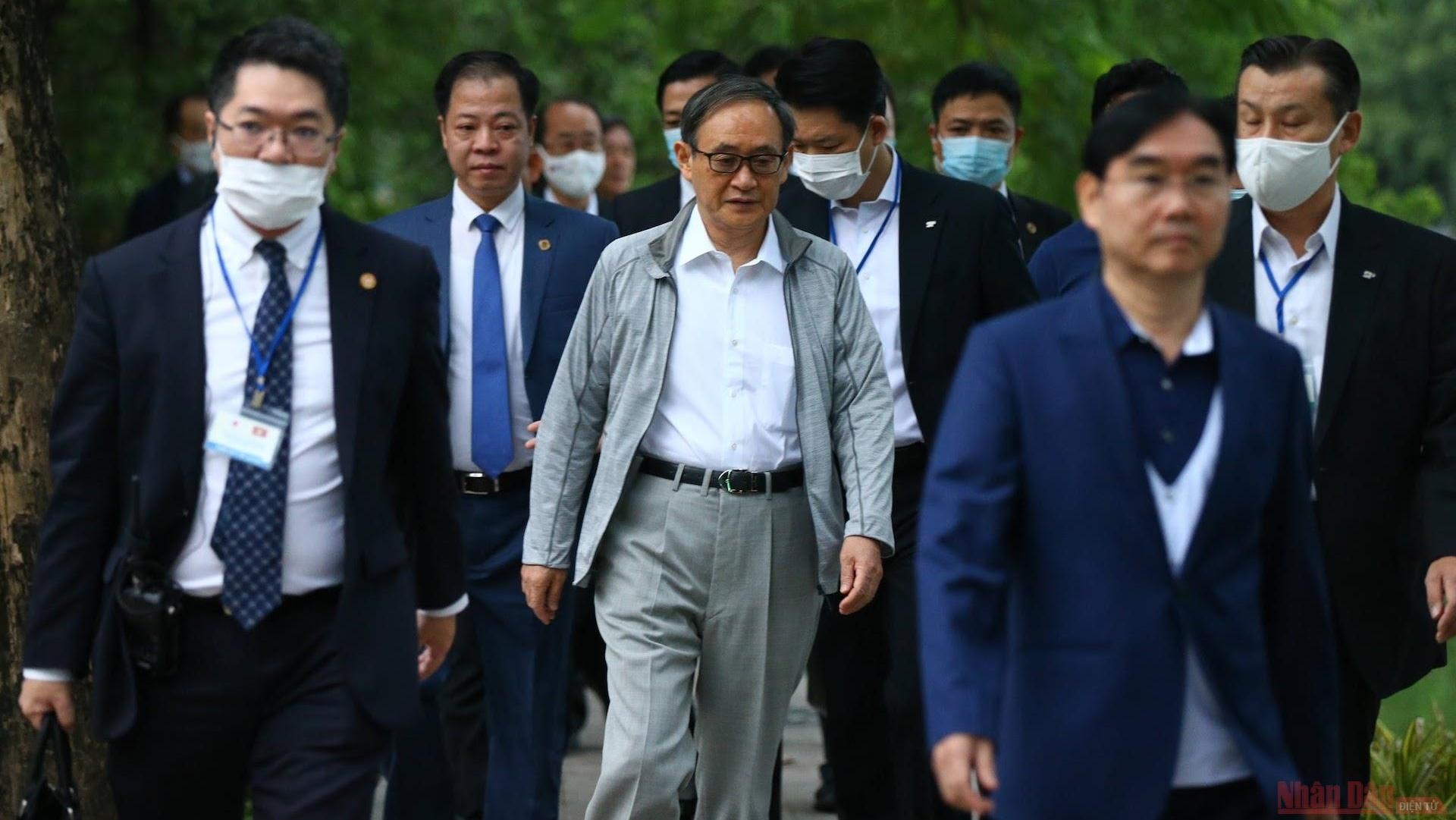 Japanese Prime Minister takes morning walk around Hoan Kiem lake