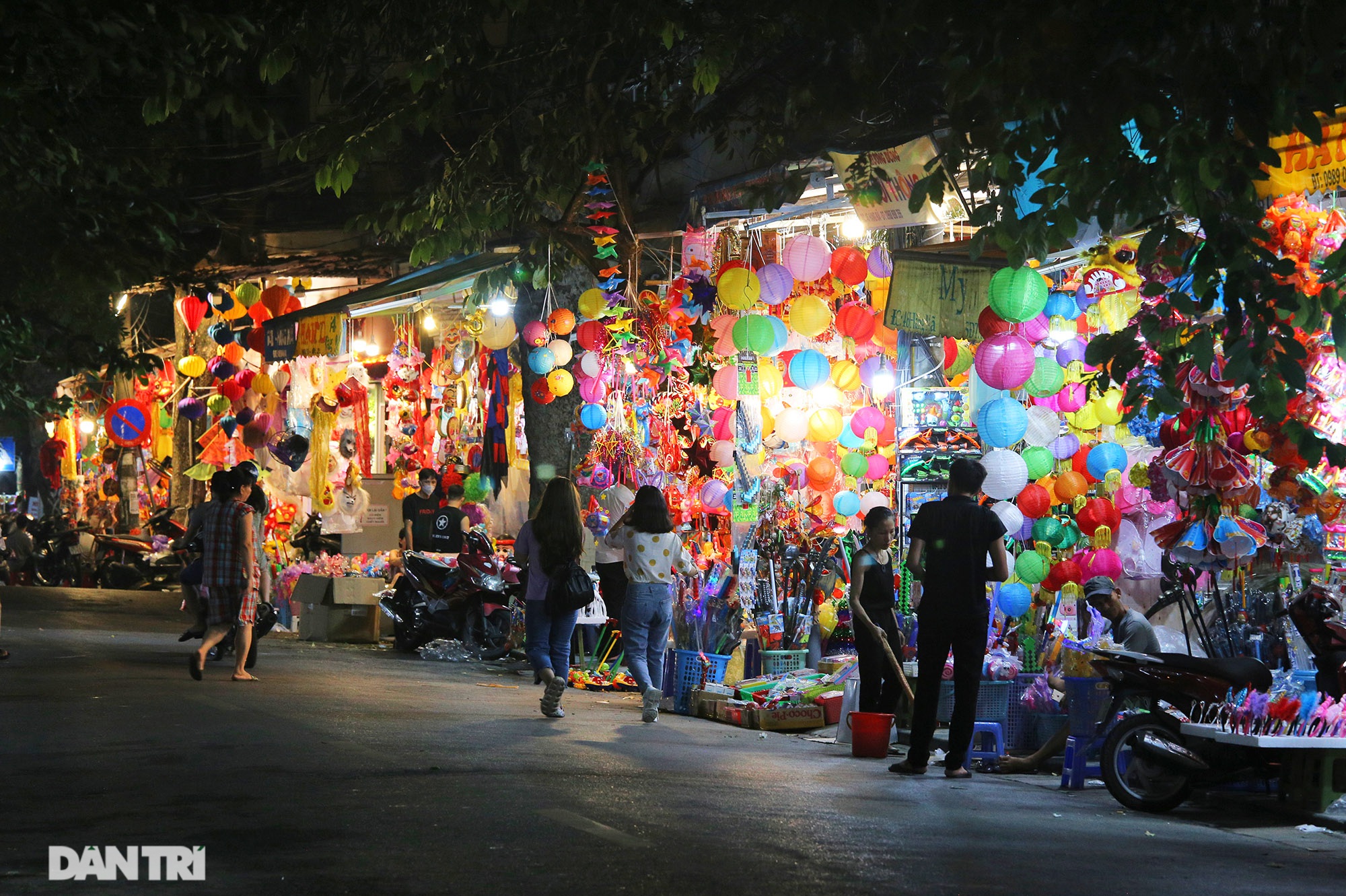 Hang Ma Street shines with Mid-Autumn Festival decorations