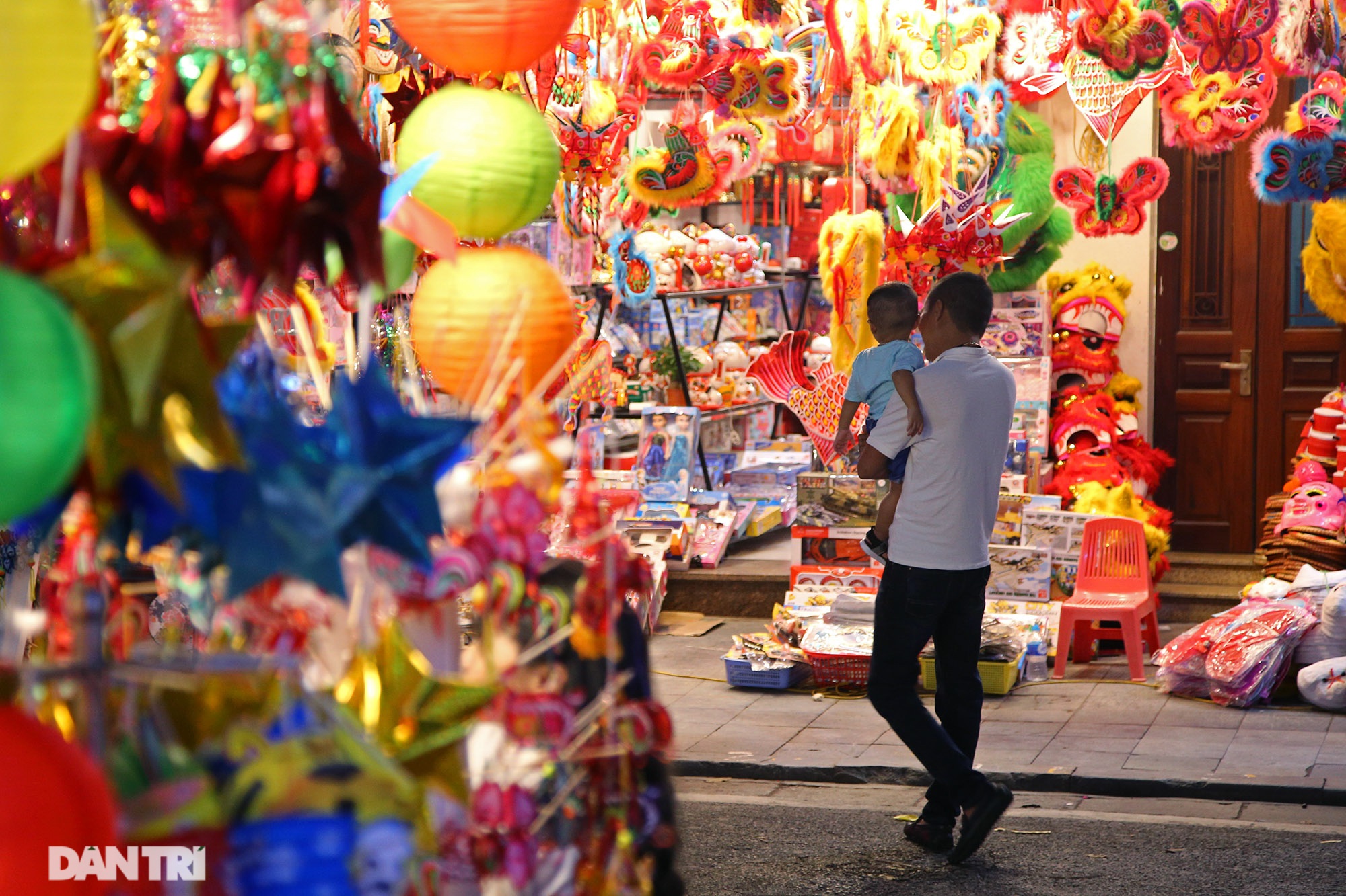 Hang Ma Street shines with Mid-Autumn Festival decorations