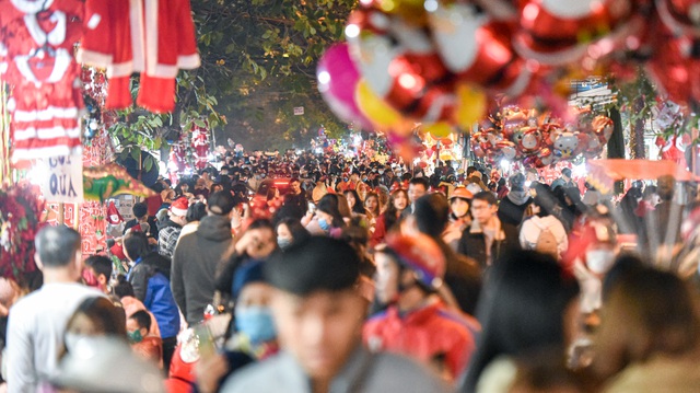 Hanoi street attracts visitors on Christmas Eve