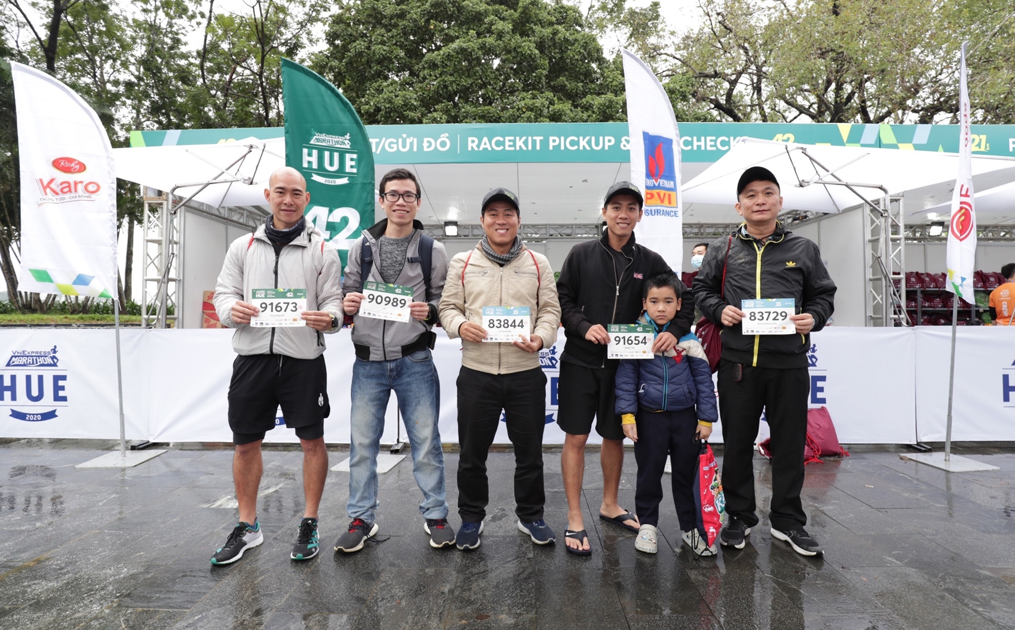 Runners line up in the rain for VnExpress Hue Marathon Bibs - VnExpress International