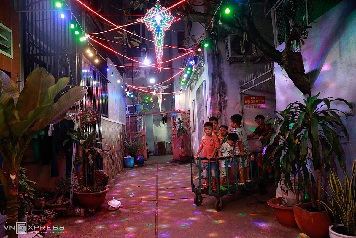 Saigon alleys lit with Christmas spirit