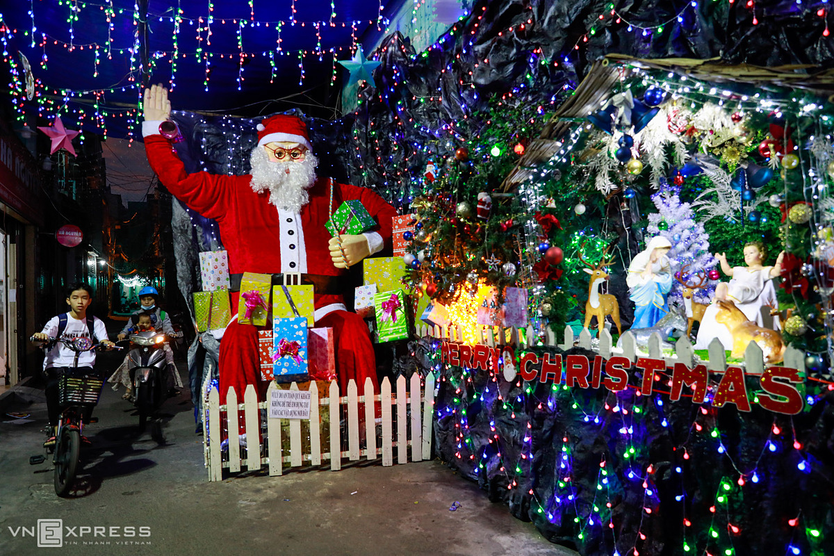 Christmas atmosphere, Saigon alleys, HCMC, church service, Catholic followers