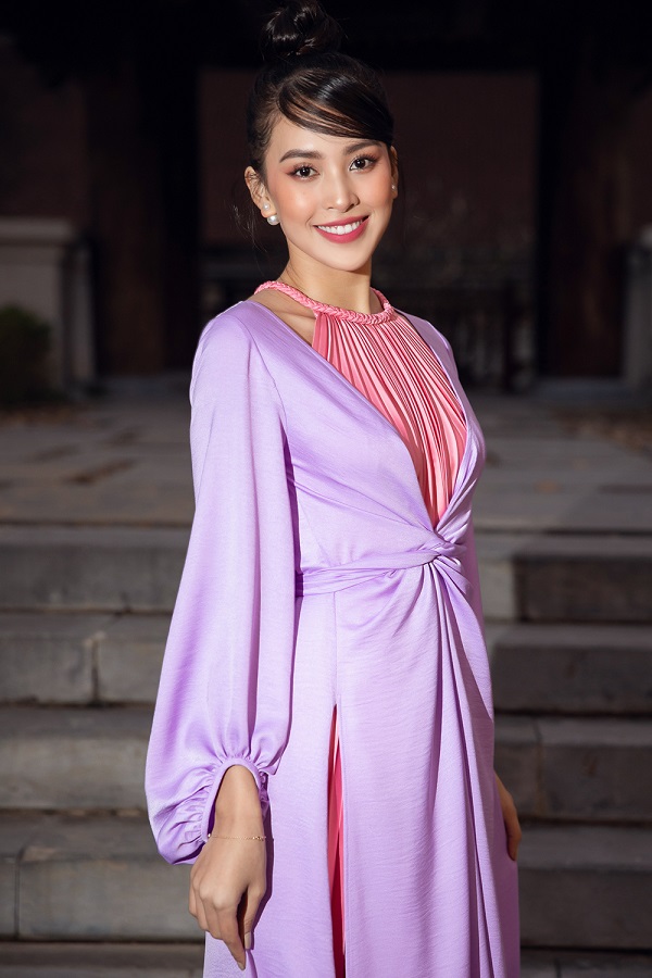 Misses Vietnam don traditional four-part dresses out in the cold
