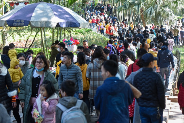 Crowds at Hanoi zoo on New Year Holiday
