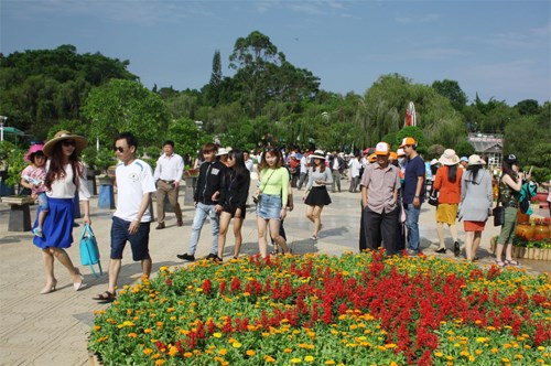 visitors flock to Da Lat