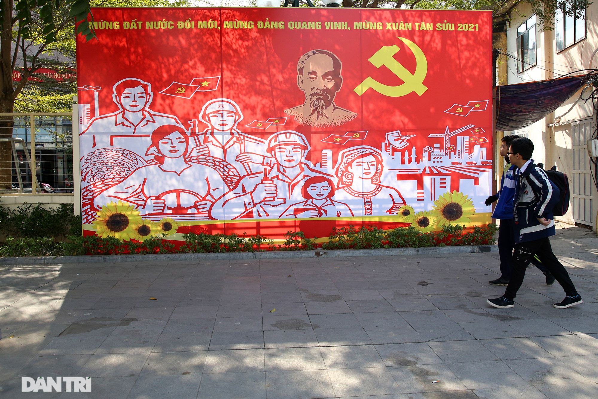 Hanoi streets decorated to welcome party congress