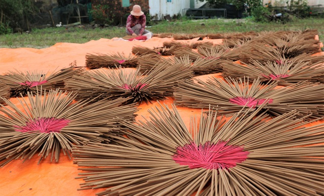 Quang Nam’s incense making village busy ahead of Tet