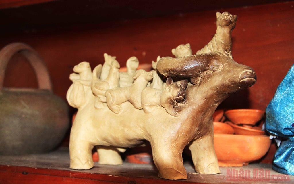Thanh Ha villagers make clay buffalos in hope for thriving new year