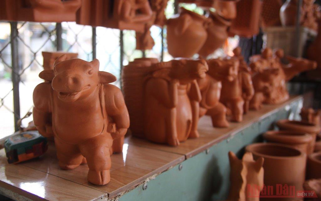 Thanh Ha villagers make clay buffalos in hope for thriving new year