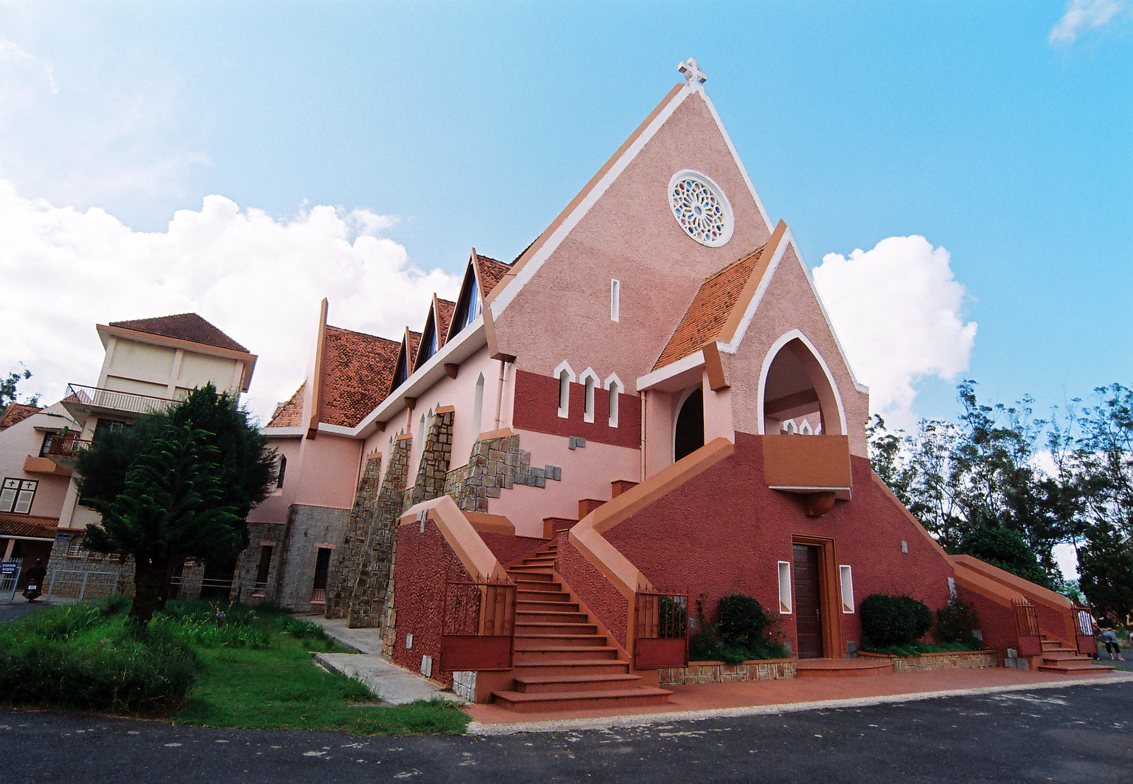                           Chiêm ngưỡng hai nhà thờ có kiến trúc độc đáo ở Đà Lạt                      