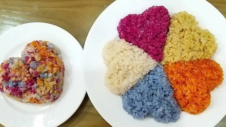 Xoi Ngu Sac (five-coloured steamed glutinous rice)
