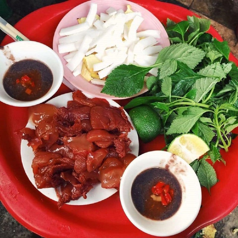Vietnamese dishes, Hanoi street food, Vietnamese specialties; food horrors; Hanoi's old quarter area.