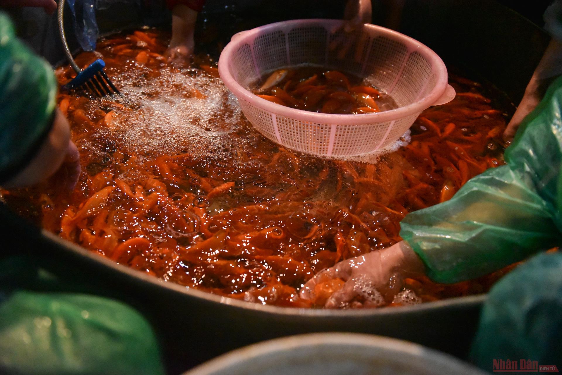 Yen So fish market bustling for Kitchen Gods ceremony