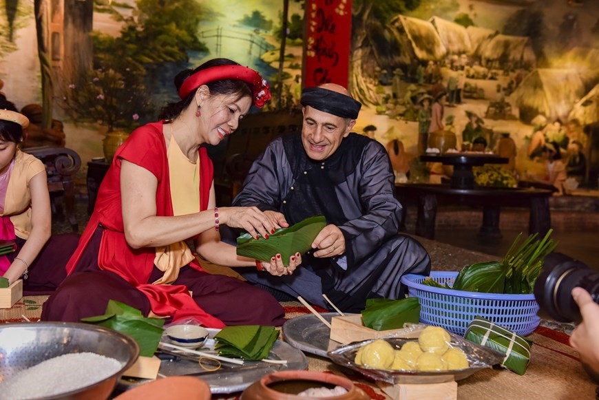 Foreigners experience Tet holiday in Vietnam