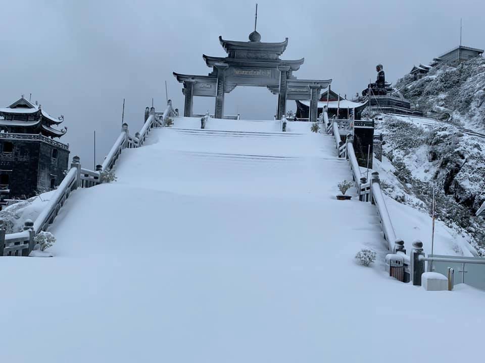 Snow blankets Mount Fansipan