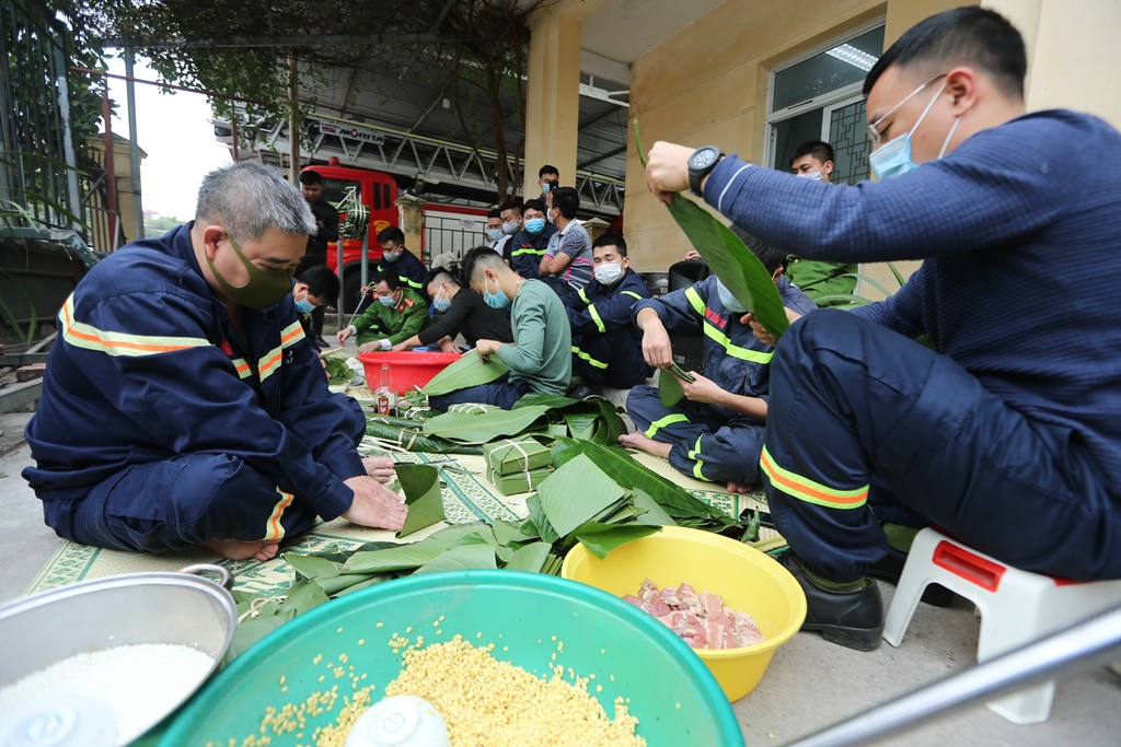 Chung cakes console firefighters on duty during Tet