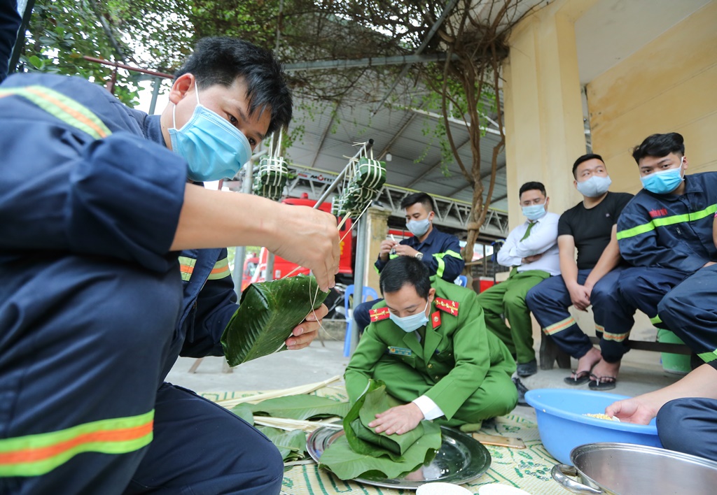 Chung cakes console firefighters on duty during Tet
