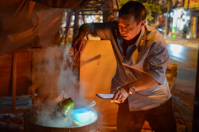 Hanoians cook Chung cakes through the night