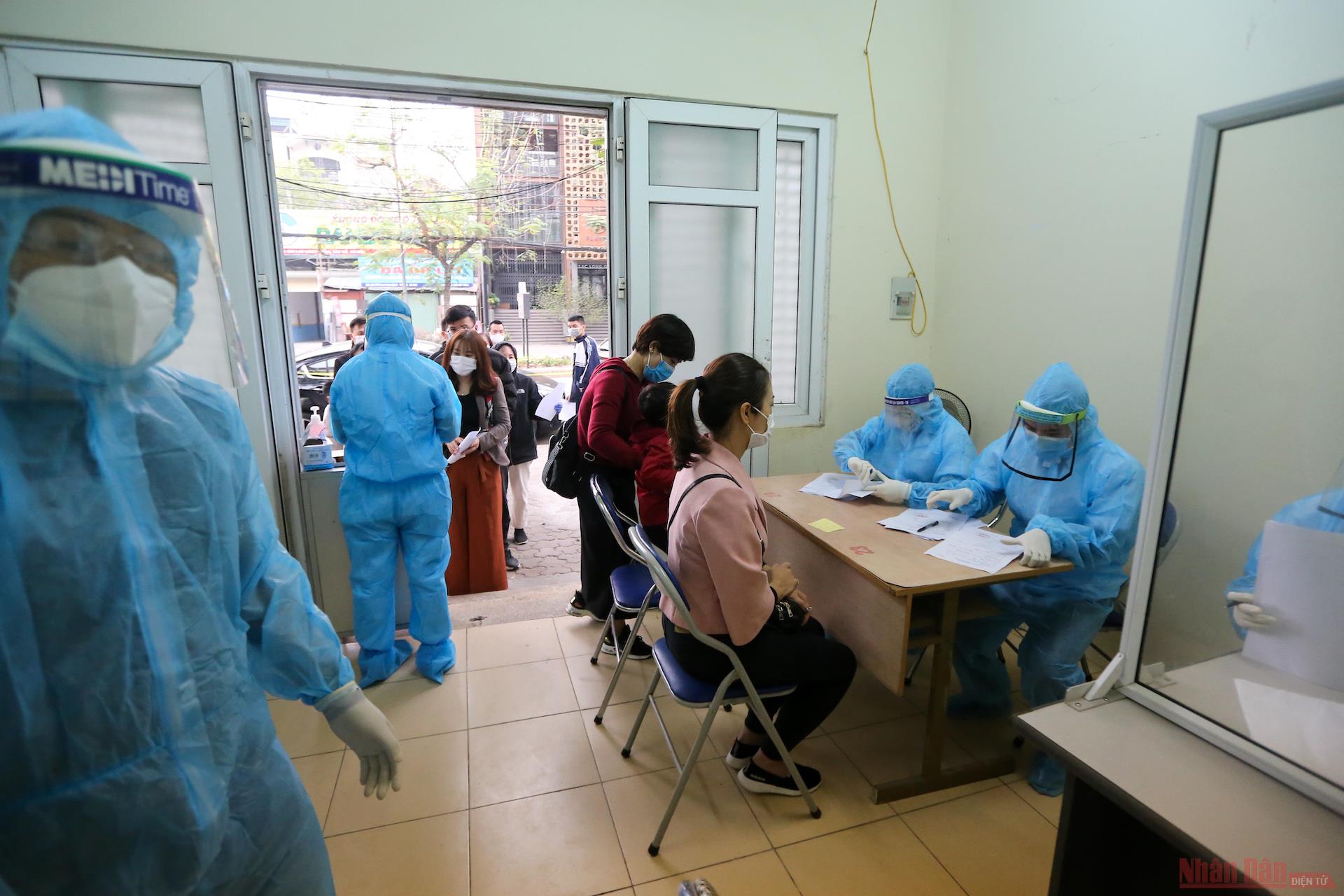 Hanoi conducts COVID-19 tests on all arrivals from Hai Duong