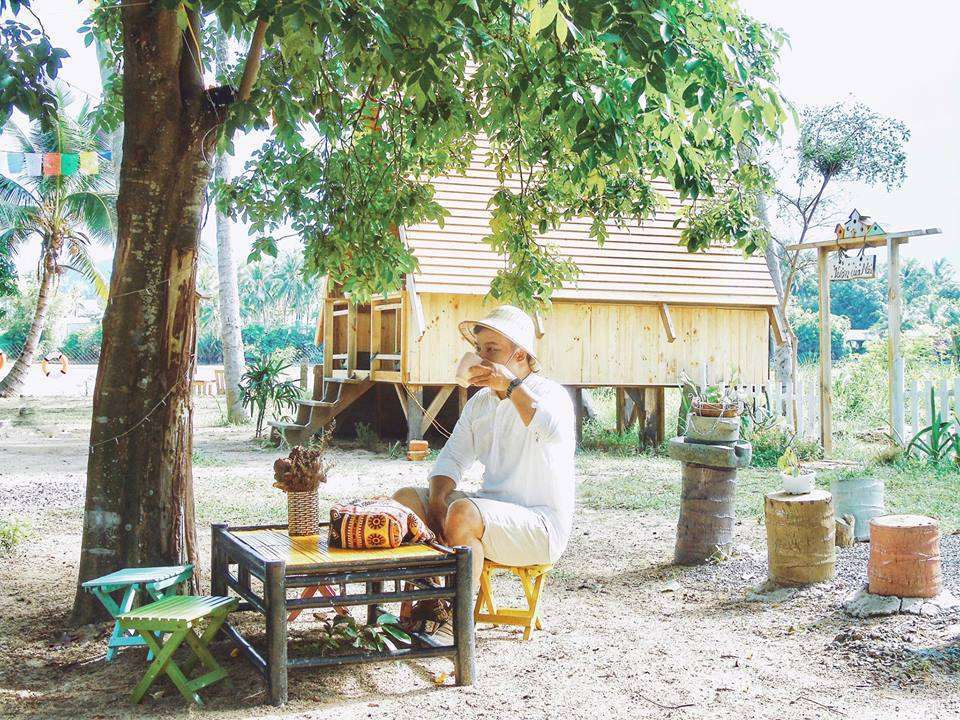 Nhà Bên Sông Homestay Nha Trang nằm bên sông, có vườn dừa rất rộng 