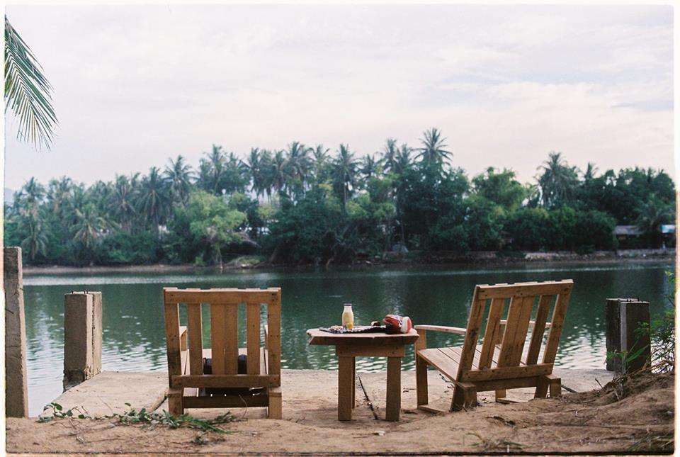 Nhà Bên Sông Homestay Nha Trang nằm bên sông, có vườn dừa rất rộng 
