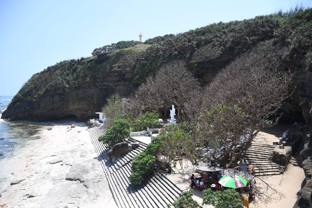 Cave pagoda on Ly Son Island attracts visitors