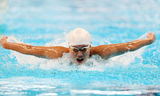 Star swimmer breaks multiple records in national tournament