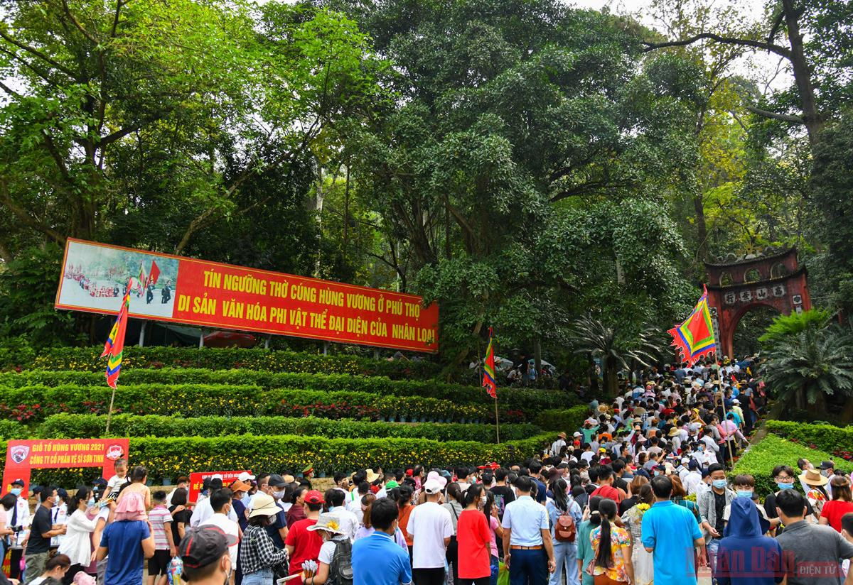 Tens of thousands flock to Hung Temple Relic Site