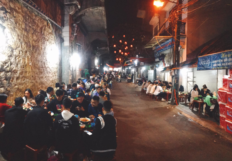 Hanoi nightlife, Late-night eating in Hanoi, Hanoi by night, where to eat at night in Hanoi, the habit of late-night eating of youth in Hanoi. Late-night eating: a pleasure of Hanoians