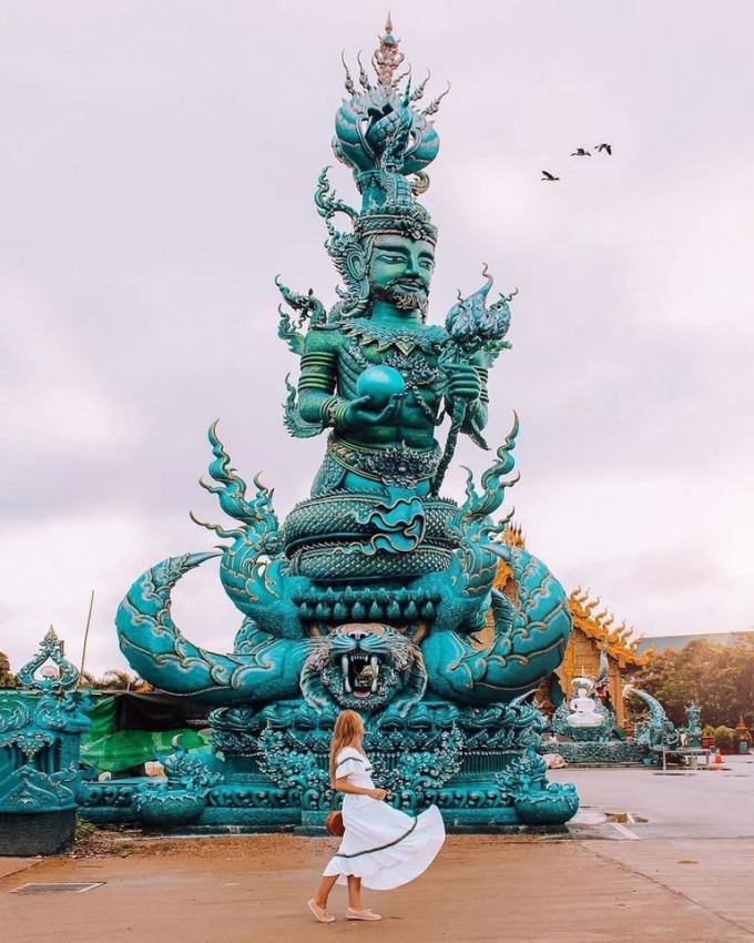 Chùa Wat Rong Seur Ten (Hổ nhảy) – Ngôi chùa màu xanh độc nhất vô nhị ở Thái Lan