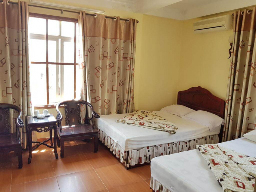 Hoang Vu Hotel Lạng Sơn: Khách sạn có sân hiên và quầy lễ tân phục vụ