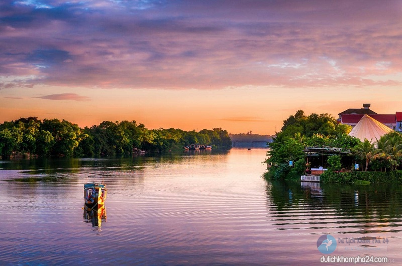 Xuôi dòng sông Hương Huế, khám phá vẻ đẹp của miền đất thơ mộng