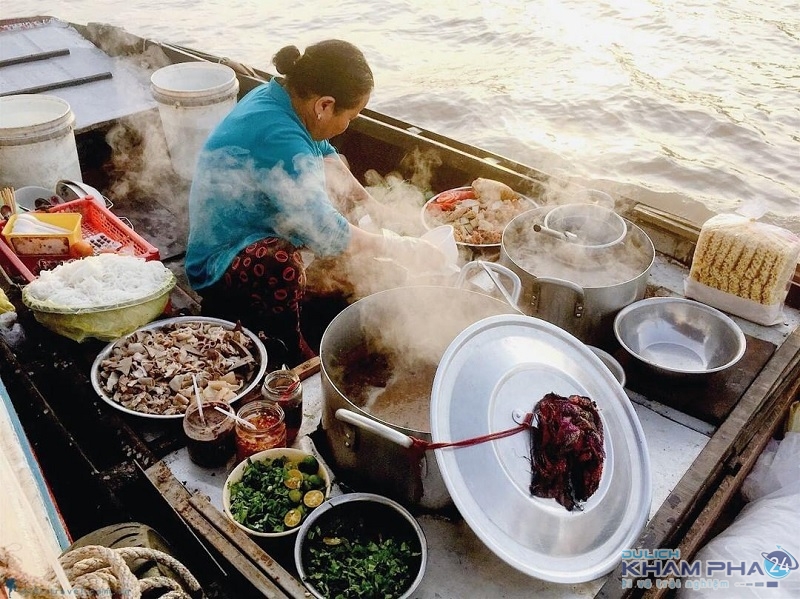 Kinh nghiệm du lịch Cần Thơ tự túc: Chơi gì, ăn đặc sản miền Tây ở đâu?, bến Ninh Kiều, homestay ở Cần Thơ