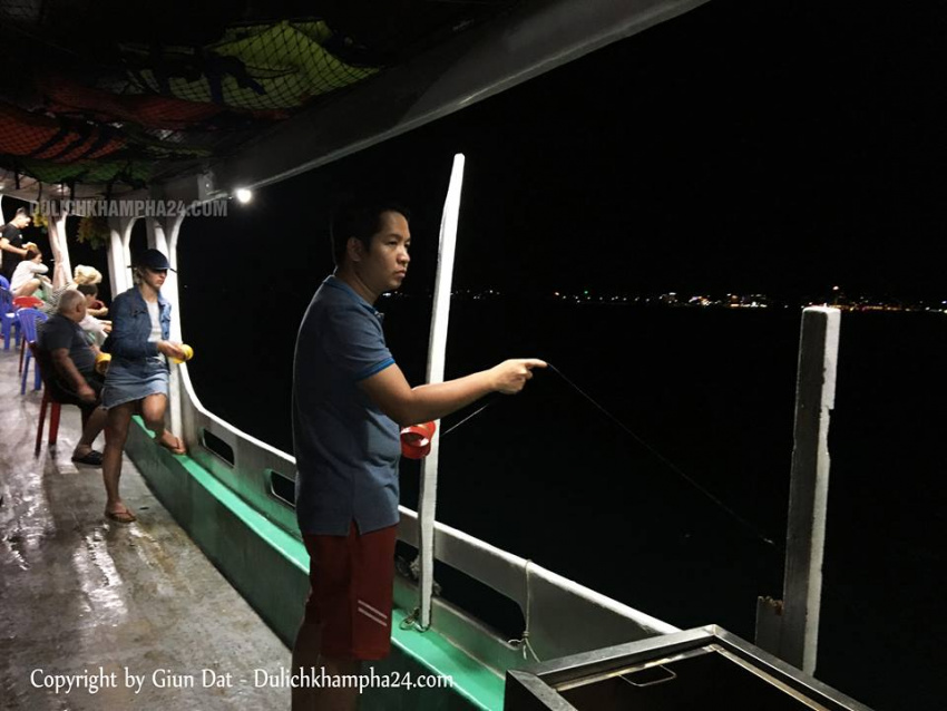 REVIEW Tour ngắm hoàng hôn trên biển và câu mực đêm ở Phú Quốc