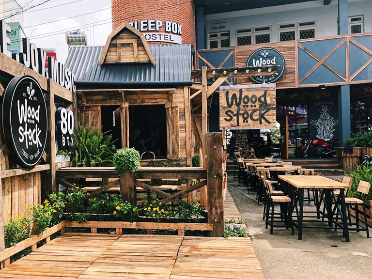 Woodstock coffee Đà Lạt – Quán cafe phong cách gỗ Châu Âu