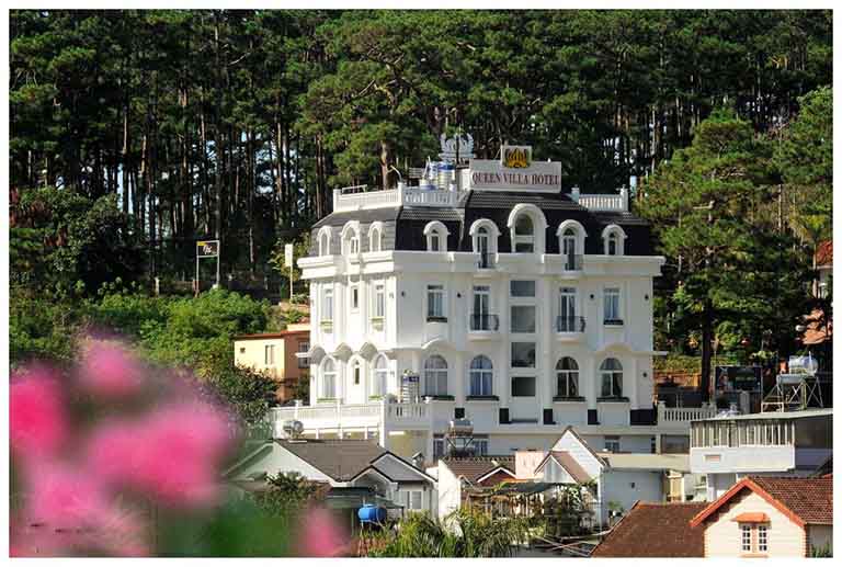 queen villa hotel đà lạt – lâu đài trắng giữa lòng xứ hoa anh đào