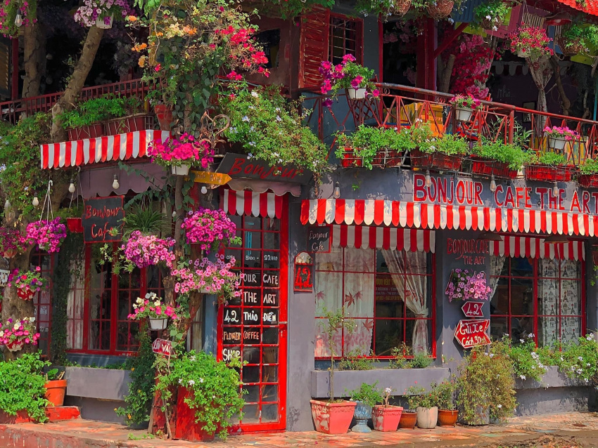 Bonjour Cafe The Art – Thế giới cổ tích ngập tràn hoa ở Quận 2